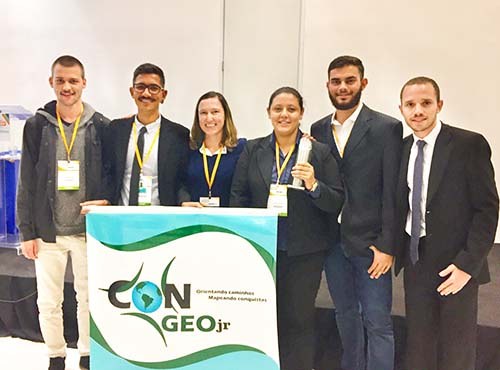 Foto dos membros do CONGEOjr na premiação de melhor empresa junior da América Latina em 2017